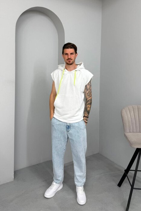 T-SHIRT NJË NGJYRËSH ME KAPUÇ PËR MESHKUJ NË NGJYRËN E BARDHË - 3