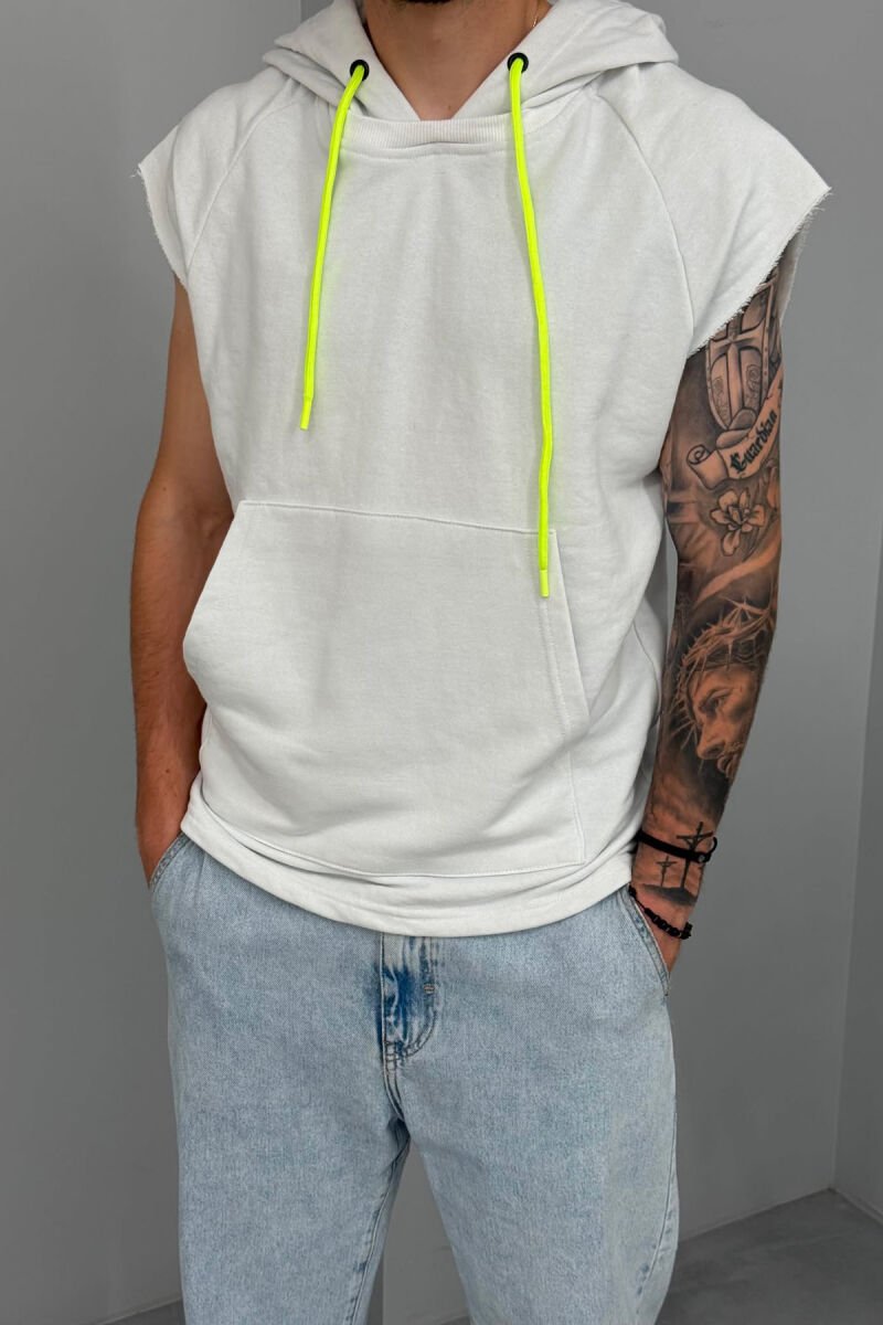 T-SHIRT NJË NGJYRËSH ME KAPUÇ PËR MESHKUJ NË NGJYRËN E BARDHË - 4