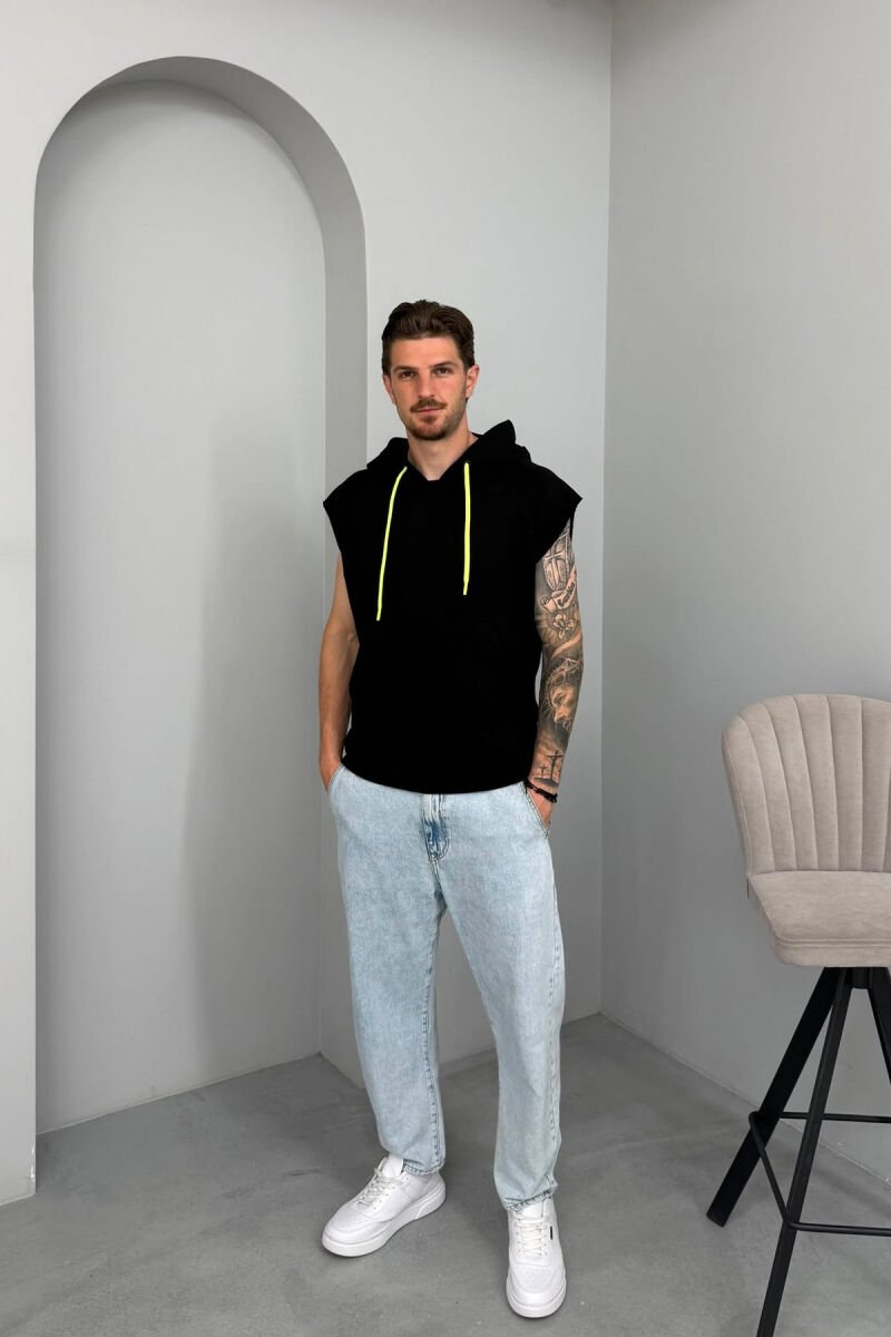 T-SHIRT NJË NGJYRËSH ME KAPUÇ PËR MESHKUJ NË NGJYRËN E ZEZË - 3