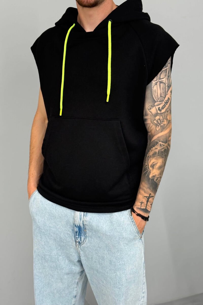 T-SHIRT NJË NGJYRËSH ME KAPUÇ PËR MESHKUJ NË NGJYRËN E ZEZË - 4