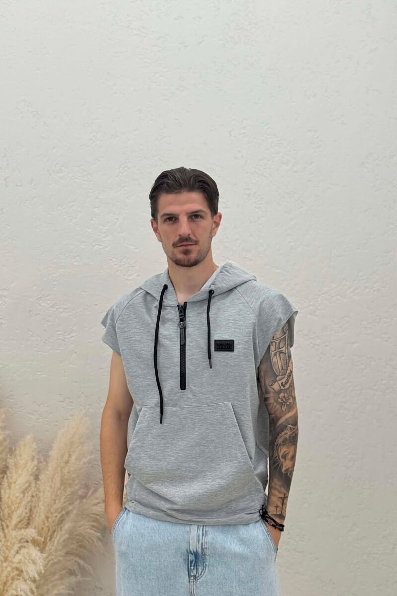 T-SHIRT NJË NGJYRËSH ME KAPUÇ PËR MESHKUJ NË NGJYRËN GRI E ZBARDHUR - 1