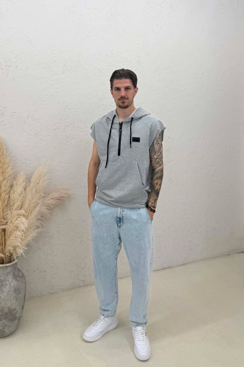 T-SHIRT NJË NGJYRËSH ME KAPUÇ PËR MESHKUJ NË NGJYRËN GRI E ZBARDHUR - 3