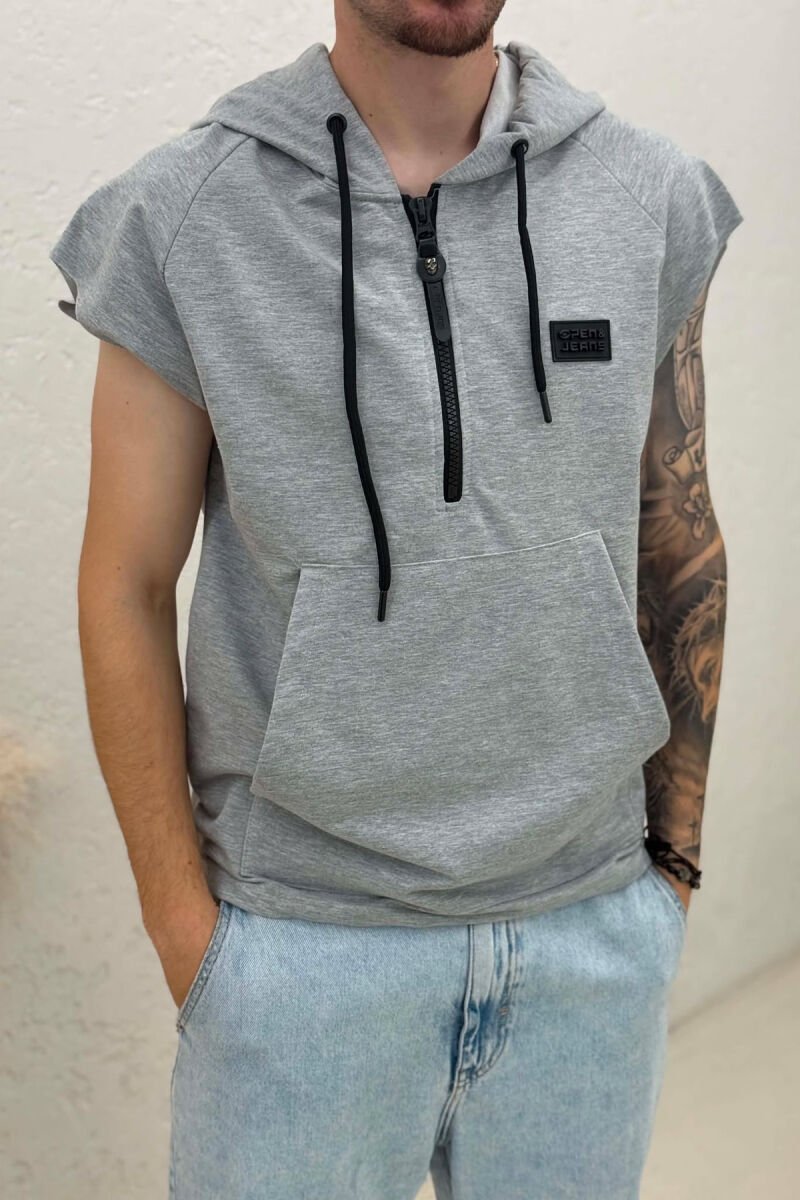 T-SHIRT NJË NGJYRËSH ME KAPUÇ PËR MESHKUJ NË NGJYRËN GRI E ZBARDHUR - 4