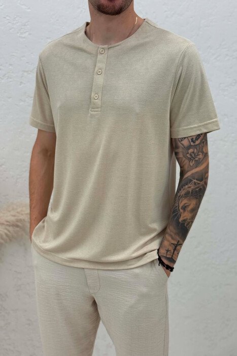 T-SHIRT NJË NGJYRËSH ME KOPSA PËR MESHKUJ NË NGJYRËN BEZHË - 4