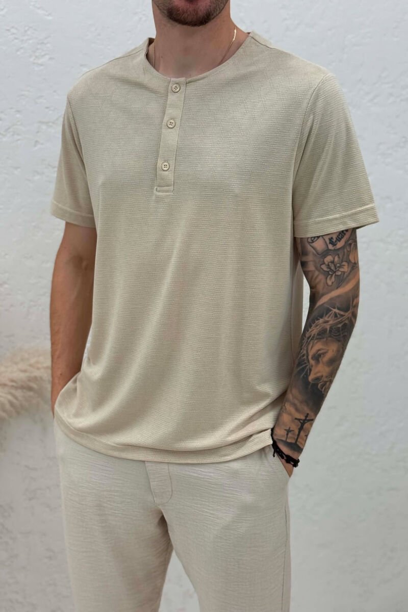 T-SHIRT NJË NGJYRËSH ME KOPSA PËR MESHKUJ NË NGJYRËN BEZHË - 4
