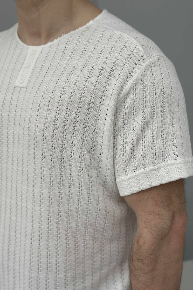 T-SHIRT NJË NGJYRËSH ME KOPSA PËR MESHKUJ NË NGJYRËN E BARDHË - 2