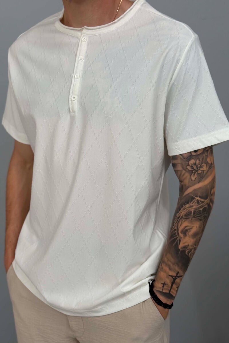 T-SHIRT NJË NGJYRËSH ME KOPSA PËR MESHKUJ NË NGJYRËN E BARDHË - 4
