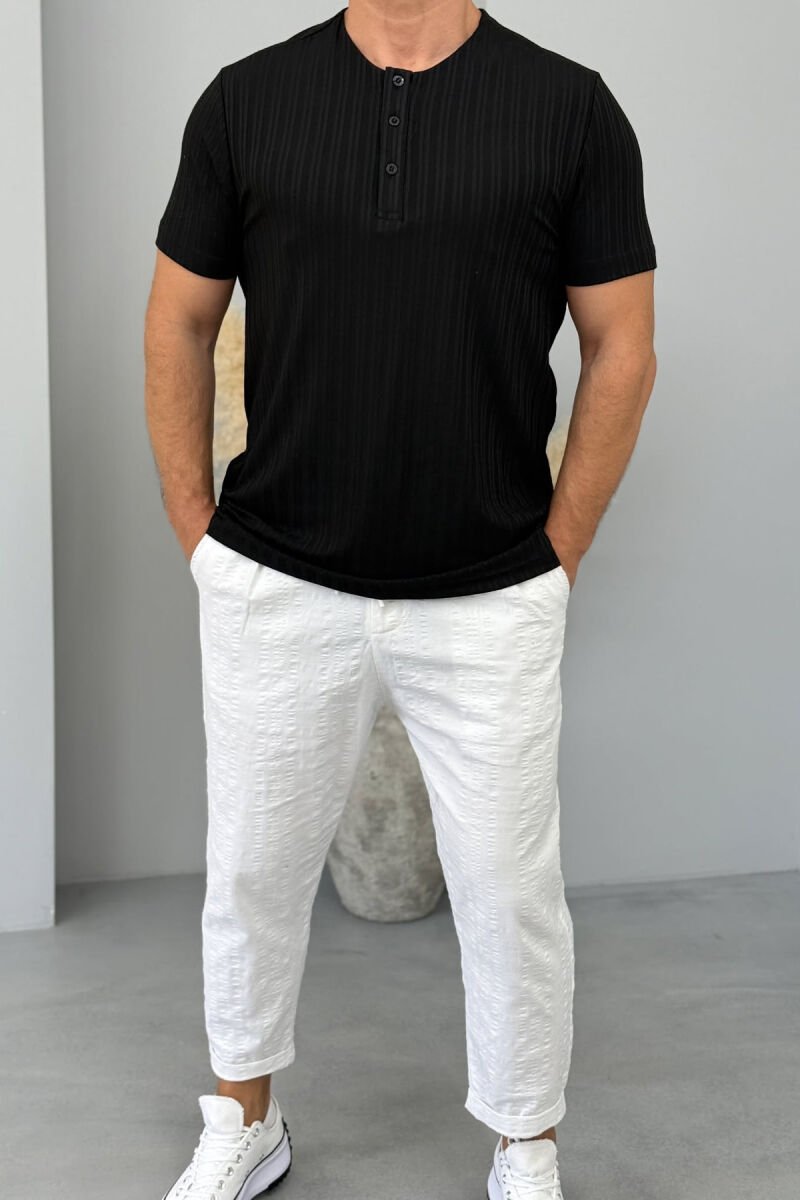 T-SHIRT NJË NGJYRËSH ME KOPSA PËR MESHKUJ NË NGJYRËN E ZEZË - 2