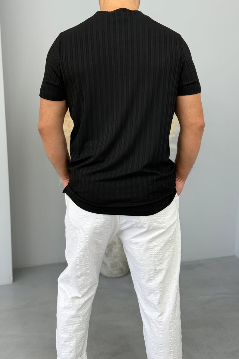 T-SHIRT NJË NGJYRËSH ME KOPSA PËR MESHKUJ NË NGJYRËN E ZEZË - 3