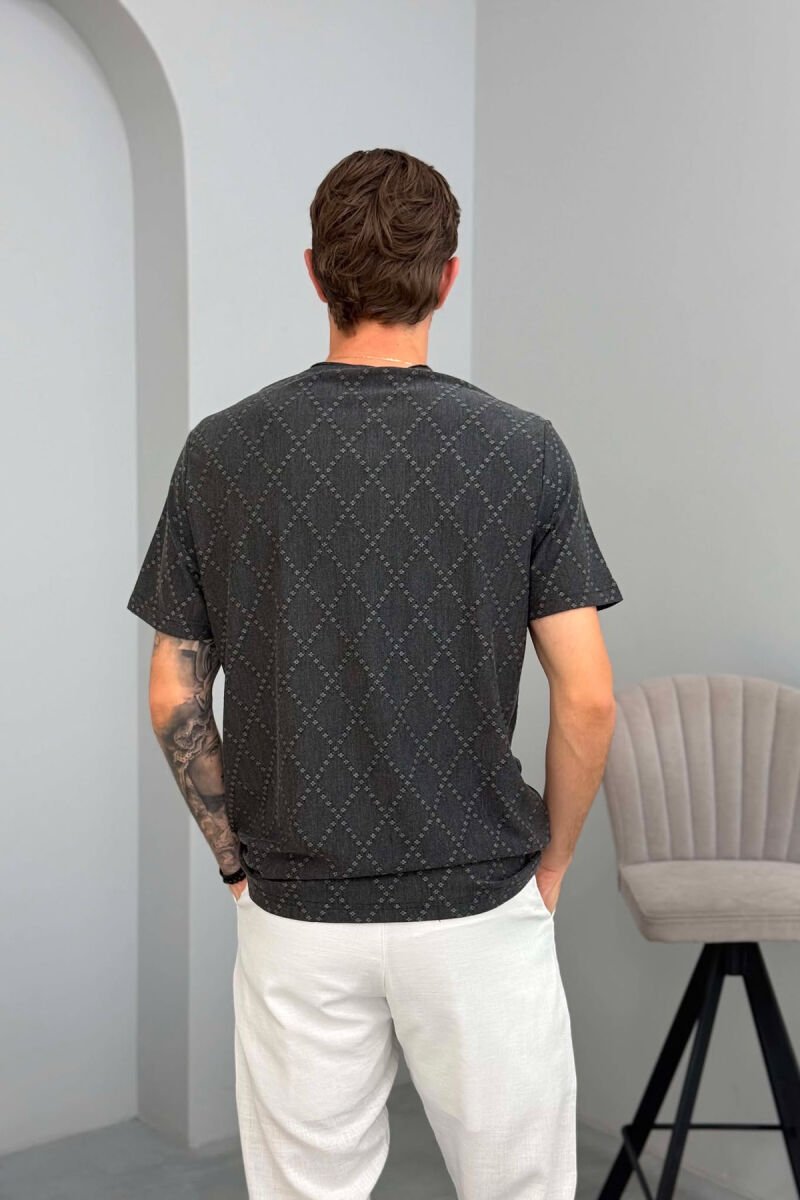 T-SHIRT NJË NGJYRËSH ME KOPSA PËR MESHKUJ NË NGJYRËN GRI E ERRËT - 2