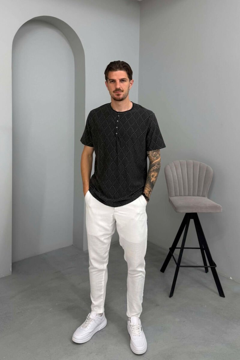 T-SHIRT NJË NGJYRËSH ME KOPSA PËR MESHKUJ NË NGJYRËN GRI E ERRËT - 3