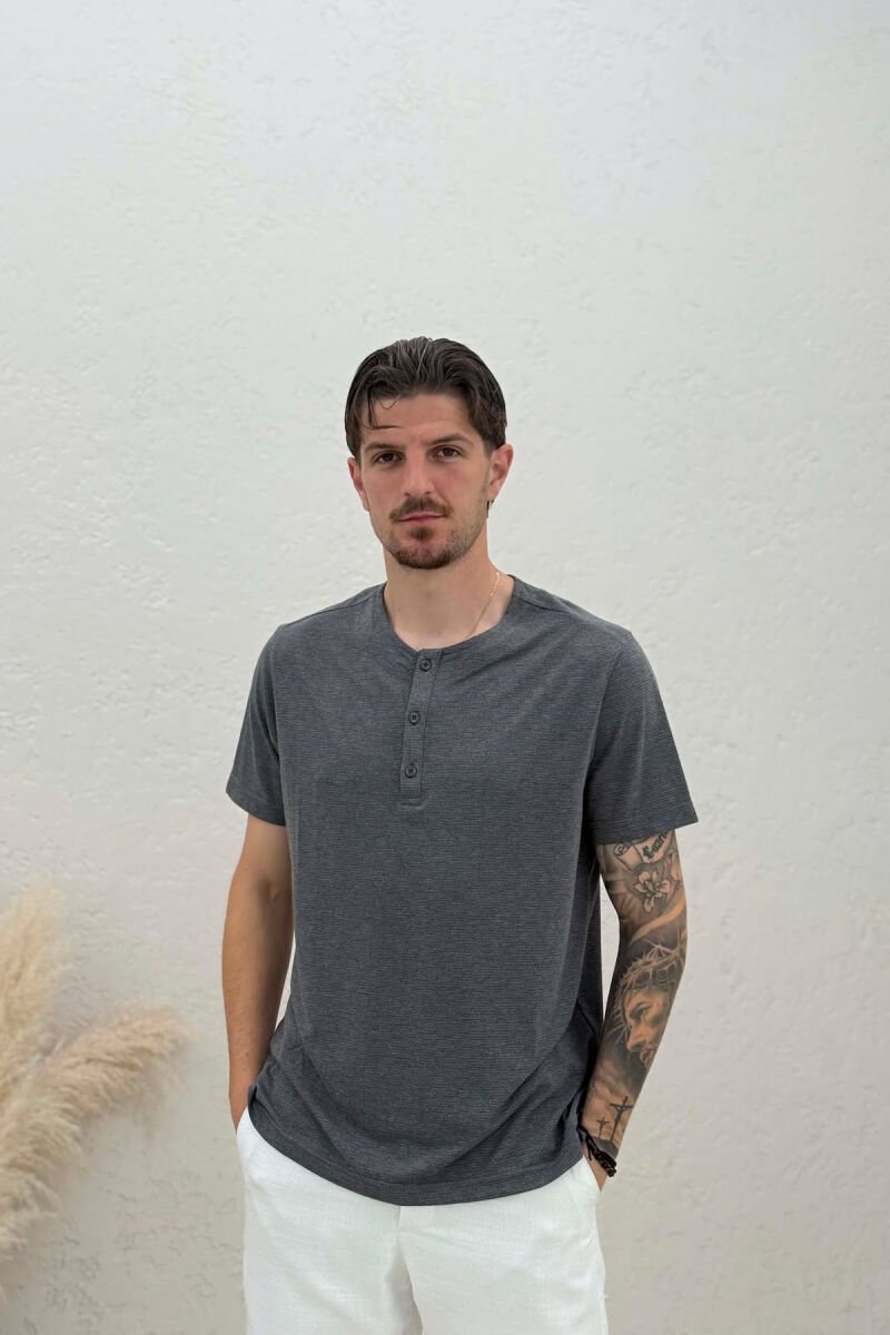 T-SHIRT NJË NGJYRËSH ME KOPSA PËR MESHKUJ NË NGJYRËN GRI - 1