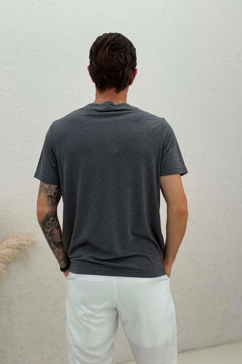 T-SHIRT NJË NGJYRËSH ME KOPSA PËR MESHKUJ NË NGJYRËN GRI - 2