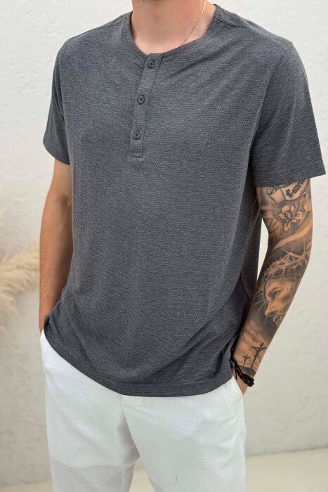 T-SHIRT NJË NGJYRËSH ME KOPSA PËR MESHKUJ NË NGJYRËN GRI - 4