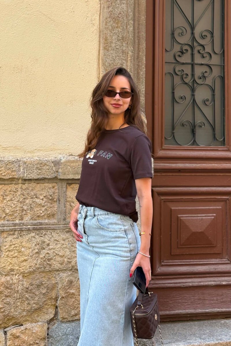 T-SHIRT NJE NGJYRESH ME LOGO DHE SHKRIME PER FEMRA NE NGJYRE KAFE TE ERRET - 4