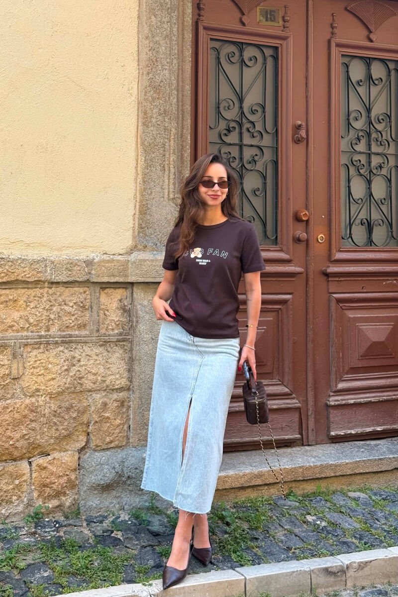 T-SHIRT NJE NGJYRESH ME LOGO DHE SHKRIME PER FEMRA NE NGJYRE KAFE TE ERRET - 5