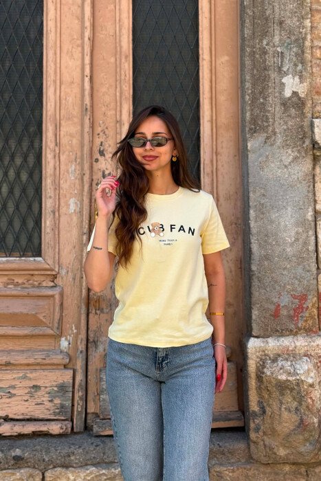 T-SHIRT NJE NGJYRESH ME LOGO DHE SHKRIME PER FEMRA NE NGJYRE LIMON - 2