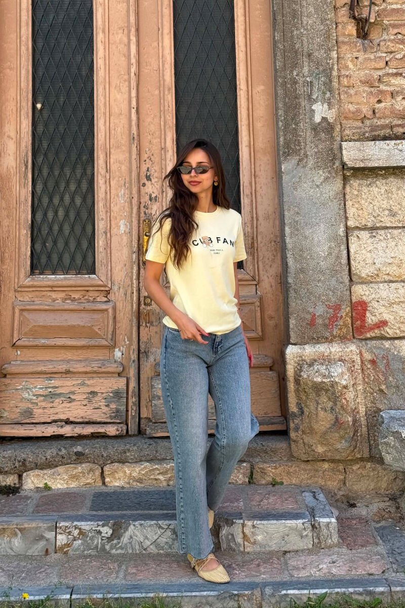 T-SHIRT NJE NGJYRESH ME LOGO DHE SHKRIME PER FEMRA NE NGJYRE LIMON - 4