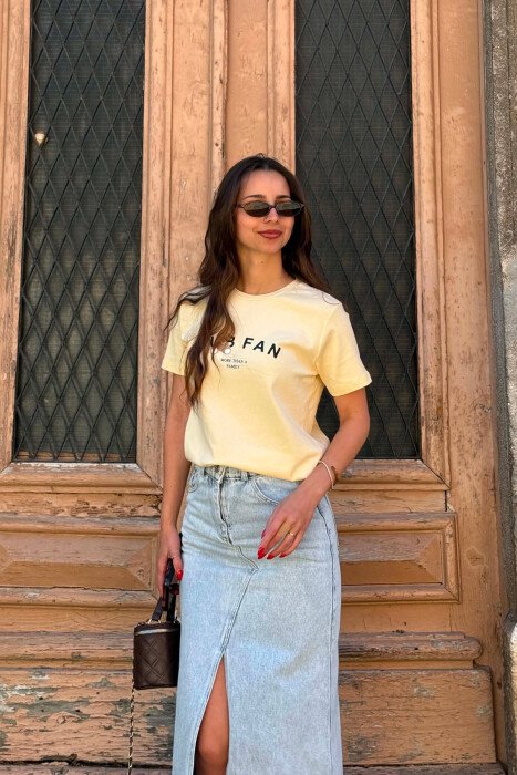 T-SHIRT NJE NGJYRESH ME LOGO DHE SHKRIME PER FEMRA NE NGJYRE TE VERDHE - 2