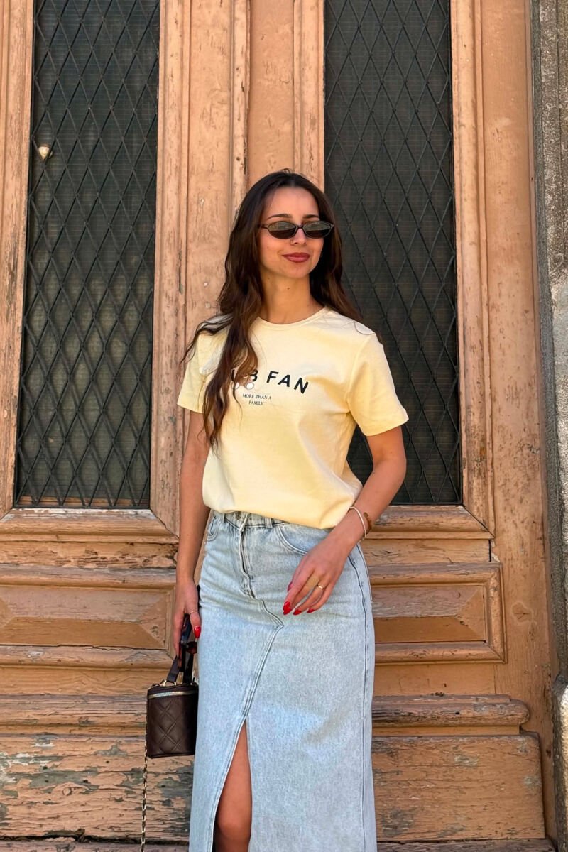 T-SHIRT NJE NGJYRESH ME LOGO DHE SHKRIME PER FEMRA NE NGJYRE TE VERDHE - 2