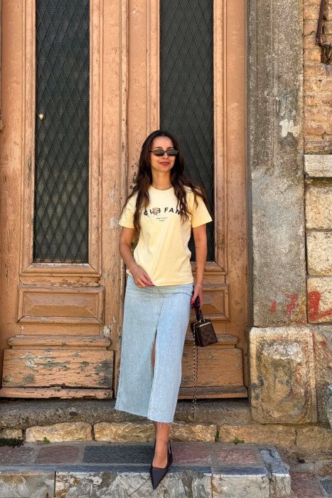 T-SHIRT NJE NGJYRESH ME LOGO DHE SHKRIME PER FEMRA NE NGJYRE TE VERDHE - 4