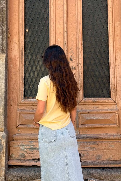 T-SHIRT NJE NGJYRESH ME LOGO DHE SHKRIME PER FEMRA NE NGJYRE TE VERDHE - 5