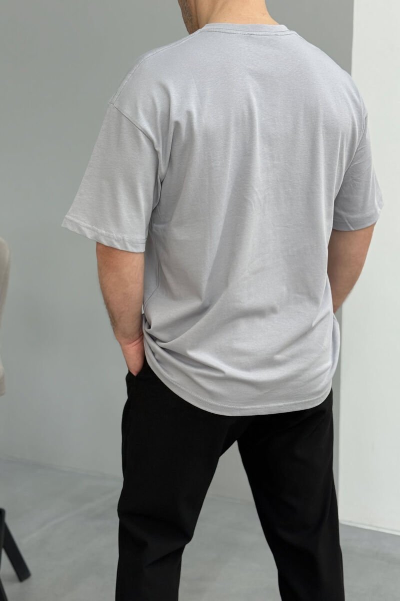 T-SHIRT NJË NGJYRËSH ME LOGO PËR MESHKUJ NË NGJYRËN GRI - 3