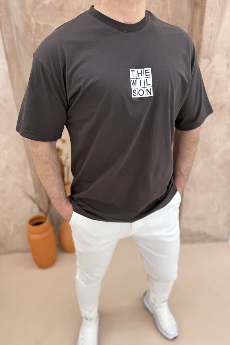 T-SHIRT NJË NGJYRËSH ME LOGO PËR MESHKUJ NË NGJYRËN KAFE E ERRËT - 1