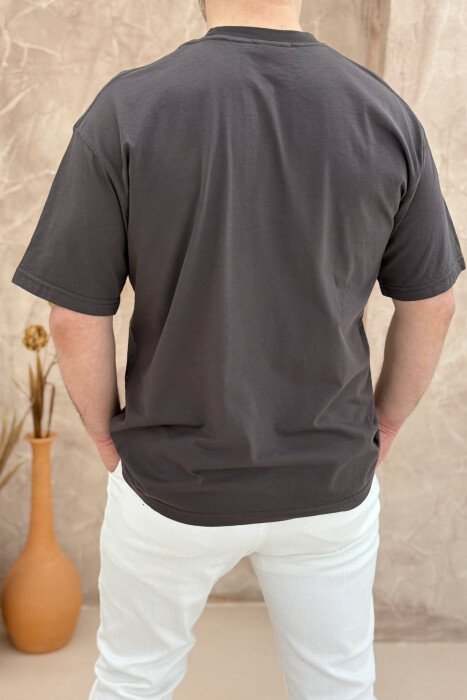 T-SHIRT NJË NGJYRËSH ME LOGO PËR MESHKUJ NË NGJYRËN KAFE E ERRËT - 3