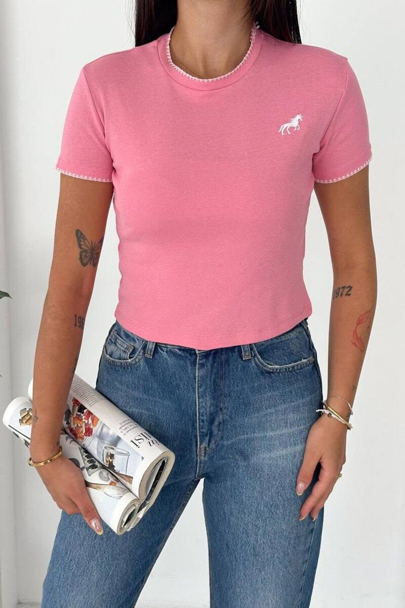 T-SHIRT NJE NGJYRESH ME LOGO TE VOGEL PER FEMRA NE NGJYRE ROZE - 1
