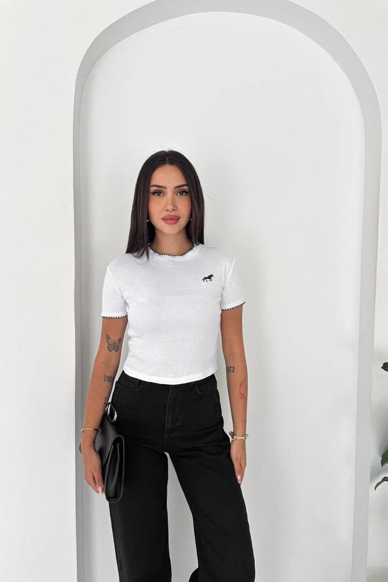 T-SHIRT NJE NGJYRESH ME LOGO TE VOGEL PER FEMRA NE NGJYRE TE BARDHE - 1