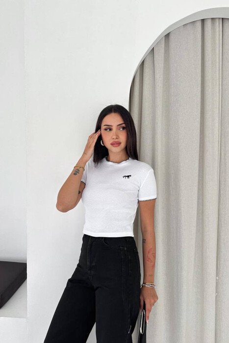 T-SHIRT NJE NGJYRESH ME LOGO TE VOGEL PER FEMRA NE NGJYRE TE BARDHE - 2