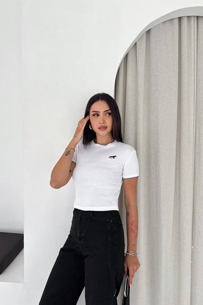 T-SHIRT NJE NGJYRESH ME LOGO TE VOGEL PER FEMRA NE NGJYRE TE BARDHE - 2