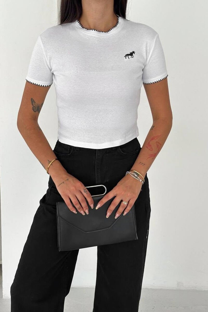 T-SHIRT NJE NGJYRESH ME LOGO TE VOGEL PER FEMRA NE NGJYRE TE BARDHE - 3