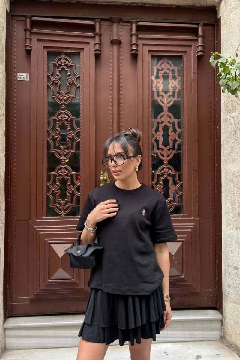 T-SHIRT NJE NGJYRESH ME LOGO TE VOGEL PER FEMRA NE NGJYRE TE ZEZE - 3