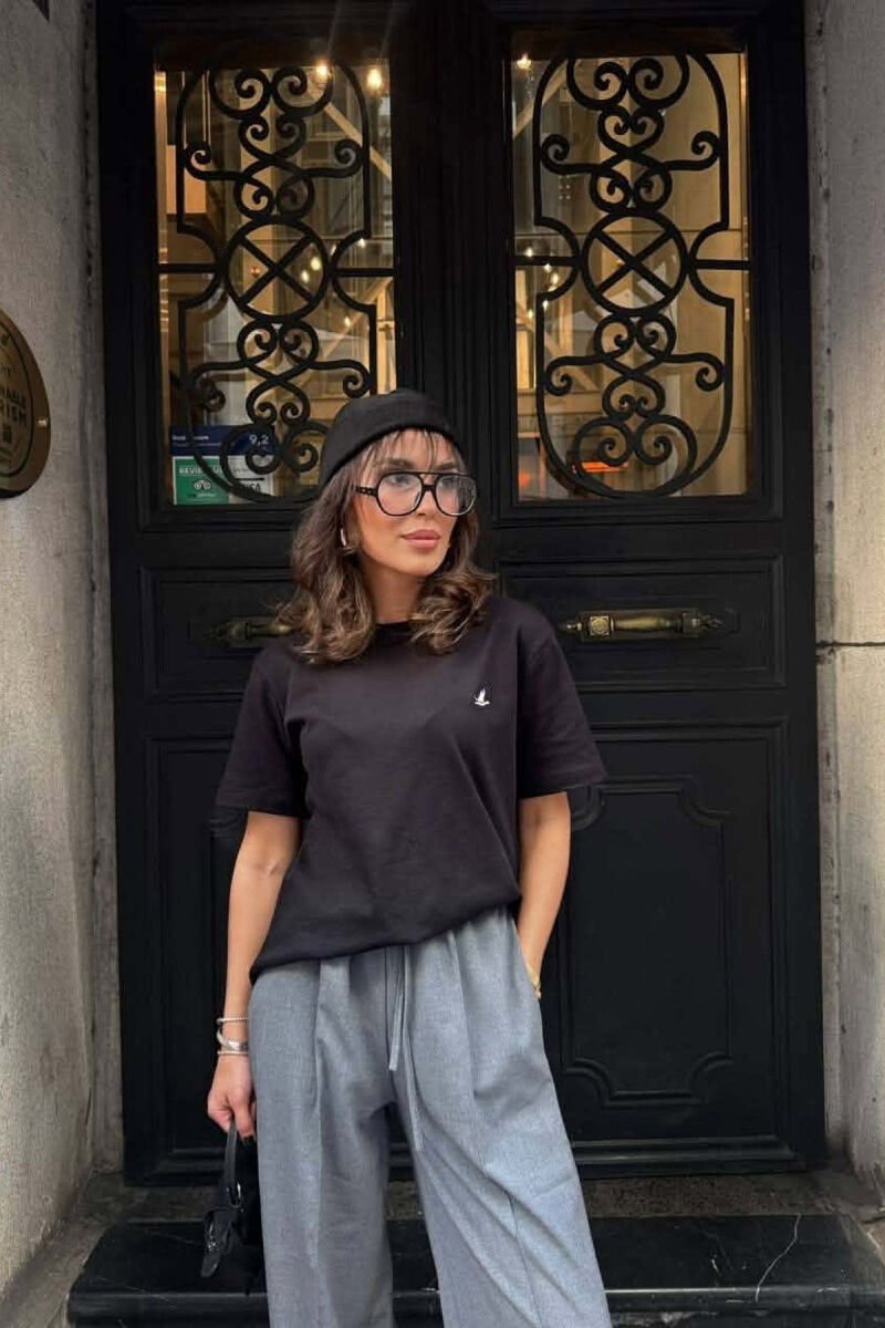 T-SHIRT NJE NGJYRESH ME LOGO TE VOGEL PER FEMRA NE NGJYRE TE ZEZE - 3
