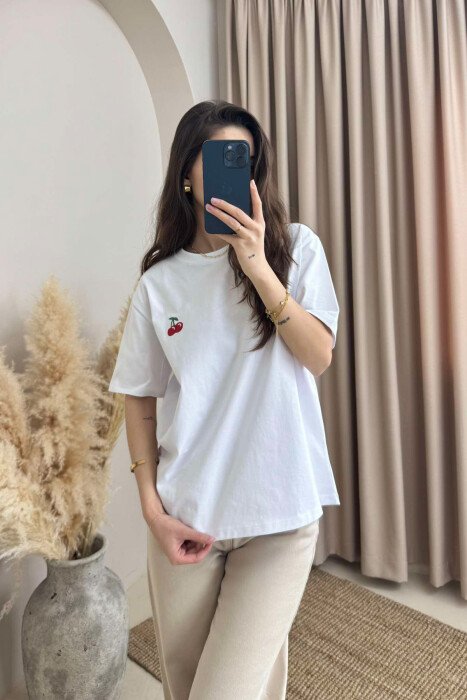T-SHIRT NJË NGJYRËSH ME LOGON E QERSHISË PËR FEMRA NË NGJYRËN E BARDHË - KLAUDIO FASHION