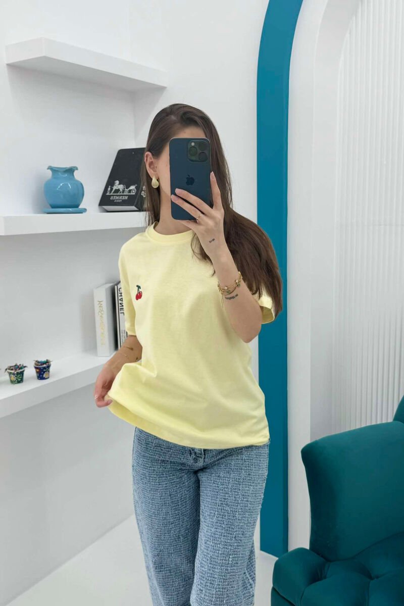 T-SHIRT NJË NGJYRËSH ME LOGON E QERSHISË PËR FEMRA NË NGJYRËN E VERDHË - 3