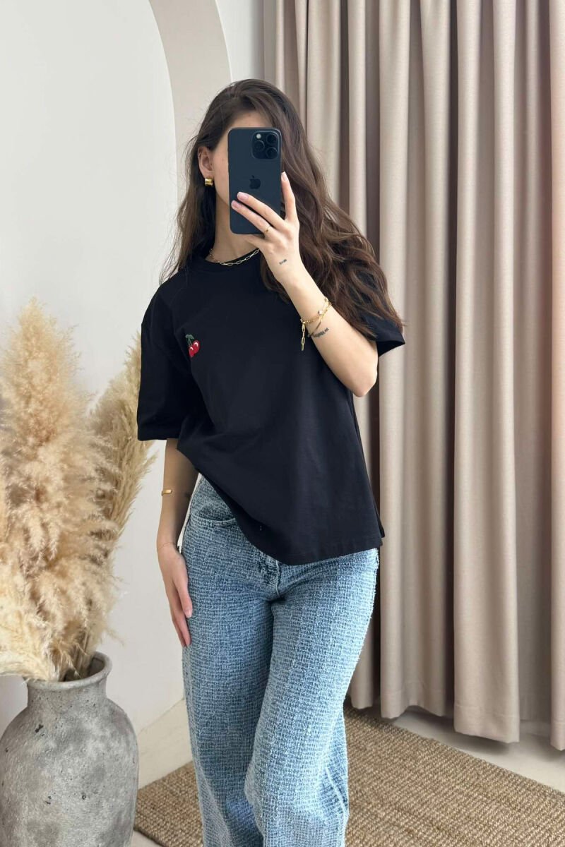 T-SHIRT NJË NGJYRËSH ME LOGON E QERSHISË PËR FEMRA NË NGJYRËN E ZEZË - 1