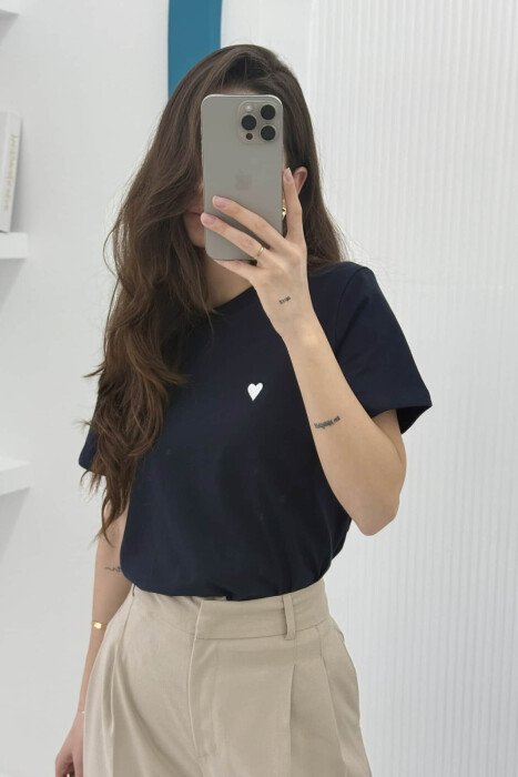 T-SHIRT NJË NGJYRËSH ME LOGON E ZEMRËS PËR FEMRA NË NGJYRËN BLU E ERRËT - 1