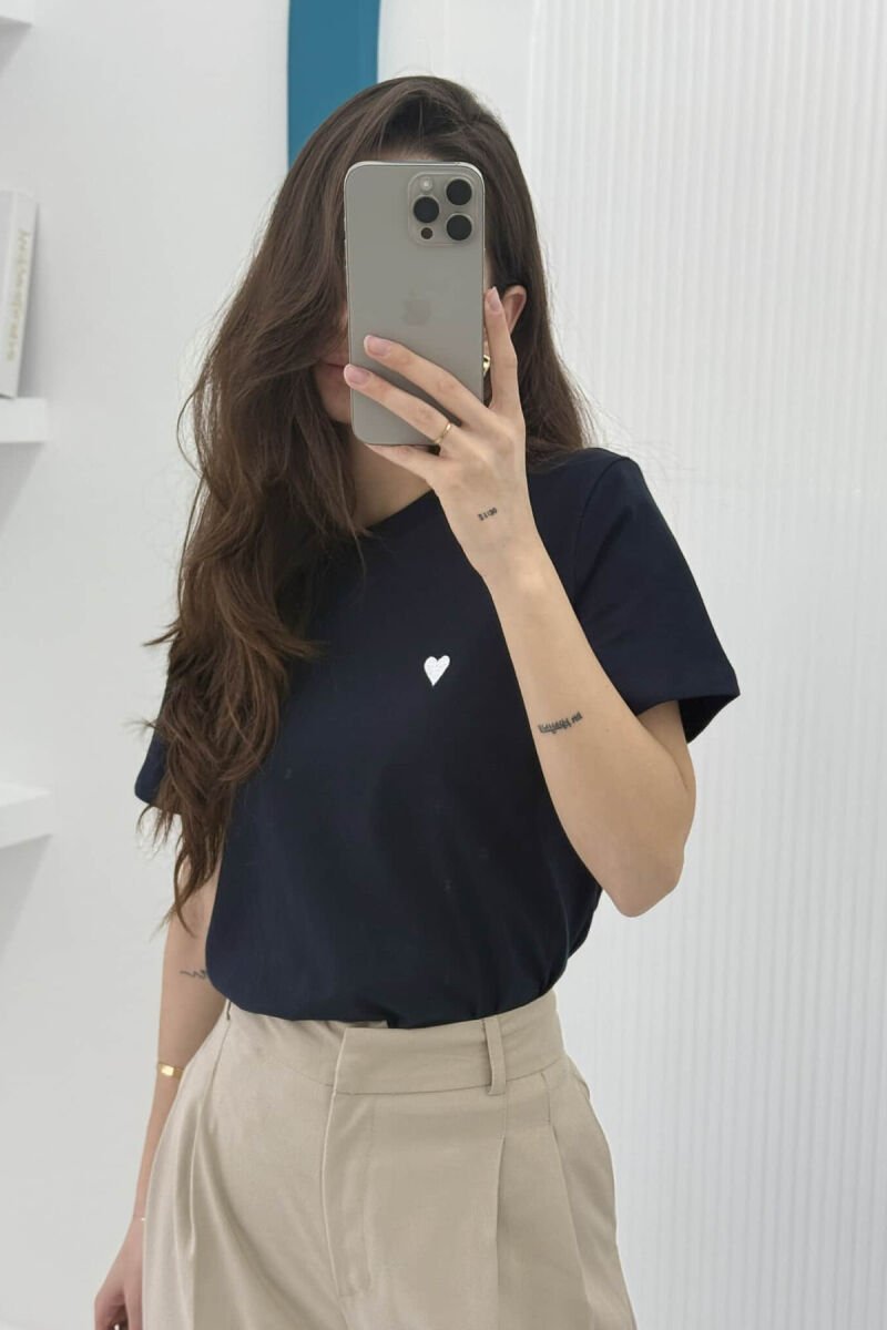 T-SHIRT NJË NGJYRËSH ME LOGON E ZEMRËS PËR FEMRA NË NGJYRËN BLU E ERRËT - 1