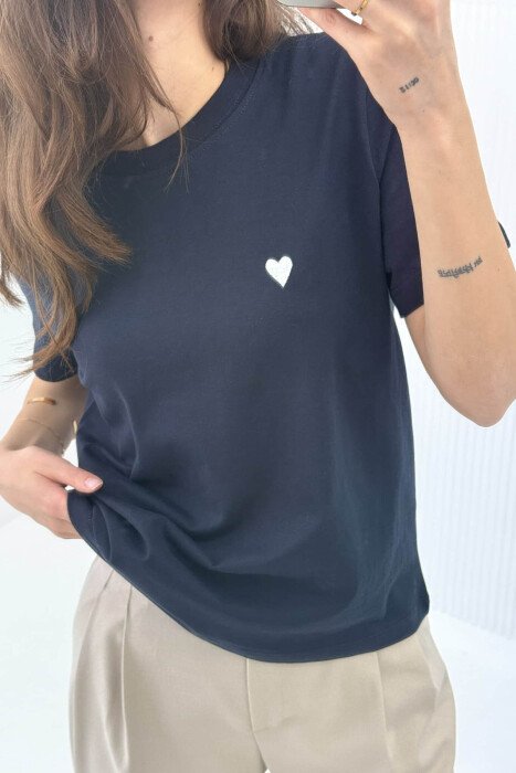 T-SHIRT NJË NGJYRËSH ME LOGON E ZEMRËS PËR FEMRA NË NGJYRËN BLU E ERRËT - 4