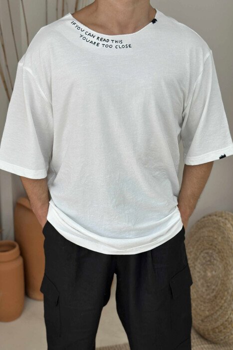 T-SHIRT NJË NGJYRËSH ME PAK SHKRIME PËR MESHKUJ NË NGJYRËN E BARDHË - 3
