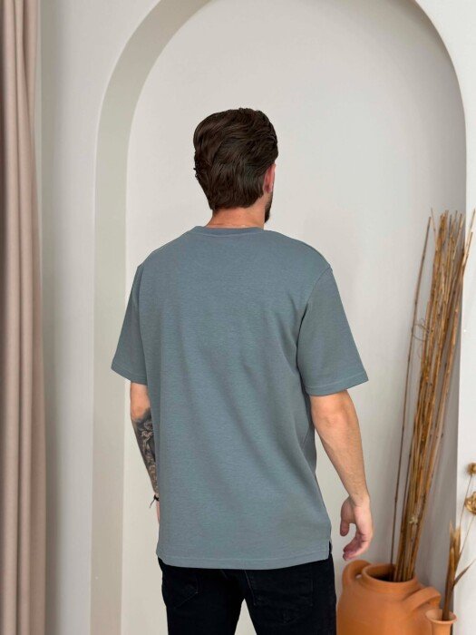 T-SHIRT NJE NGJYRESH ME SHKRIM PARA PER MESHKUJ NE NGJYRE GRI TE ERRET - 2