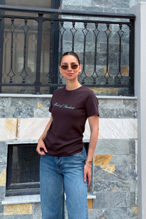 T-SHIRT NJE NGJYRESH ME SHKRIME NE PJESEN PARA PER FEMRA NE NGJYRE KAFE - 5