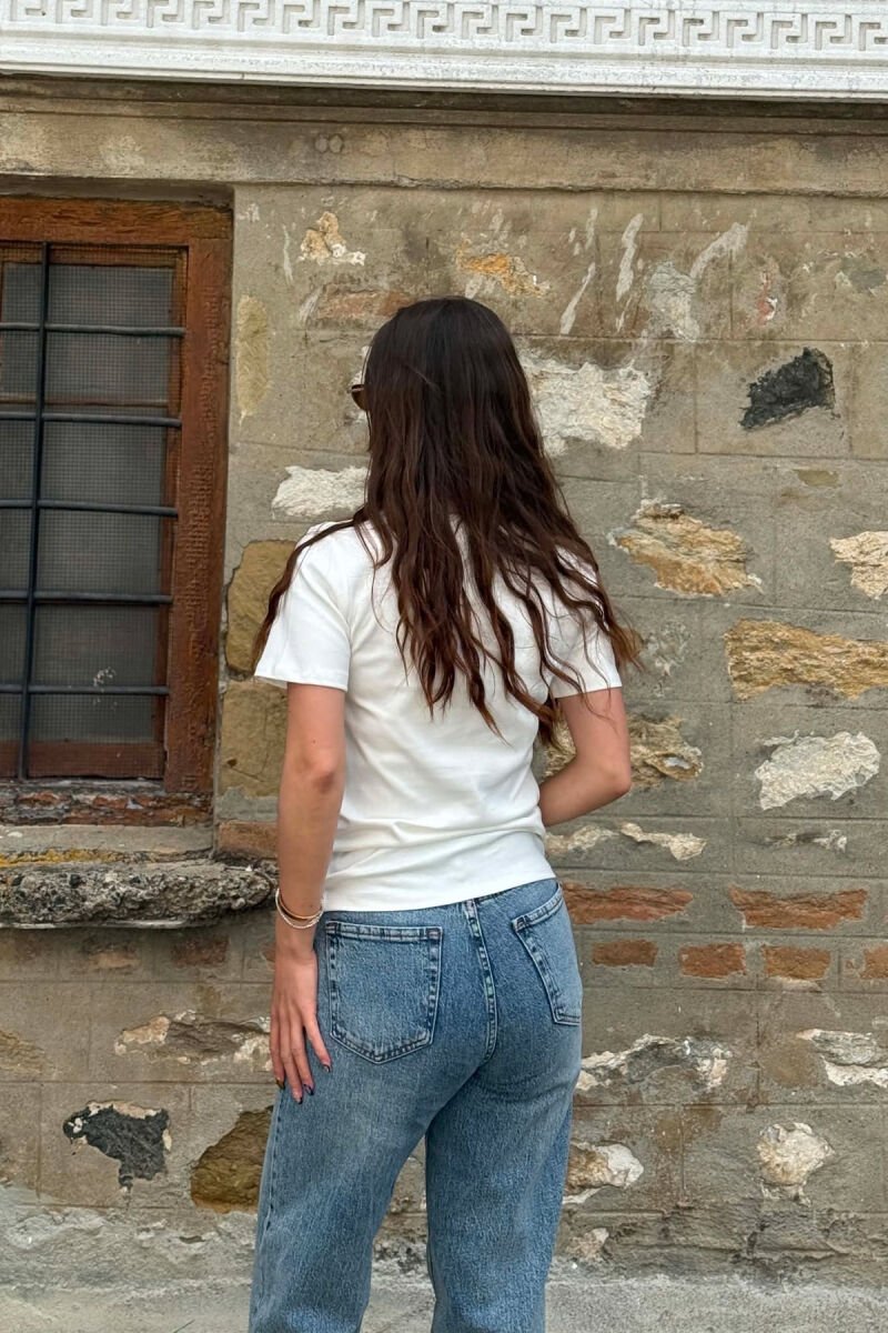 T-SHIRT NJE NGJYRESH ME SHKRIME NE PJESEN PARA PER FEMRA NE NGJYRE TE BARDHE - 2