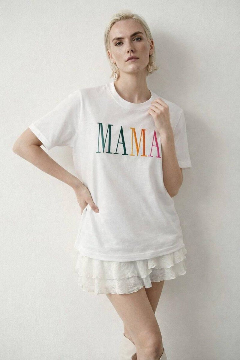 T-SHIRT NJE NGJYRESH ME SHKRIME NE PJESEN PARA PER FEMRA NE NGJYRE TE BARDHE - 1