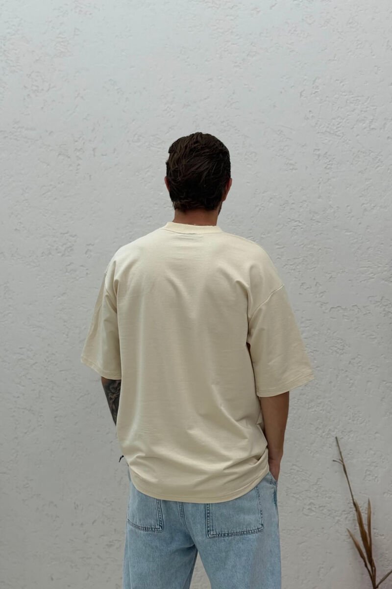 T-SHIRT NJE NGJYRESH ME SHKRIME NE PJESEN PARA MESHKUJ NE NGJYRE BEZHE - 4