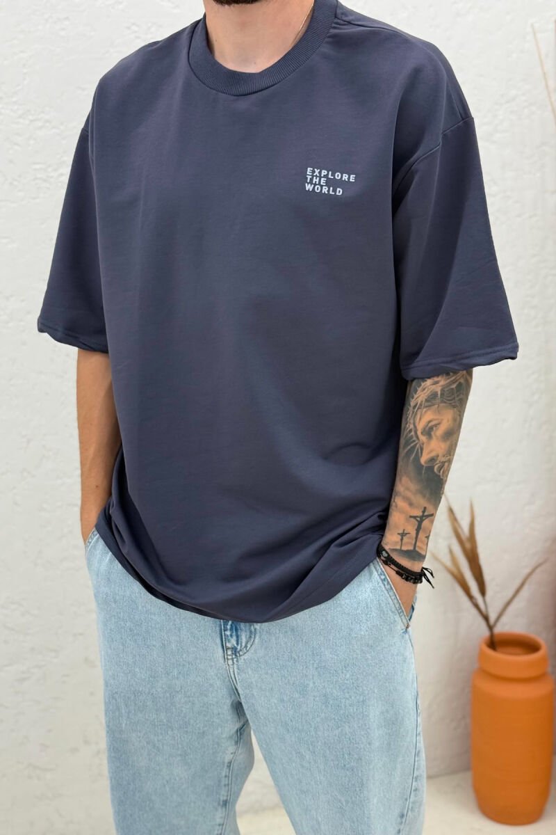 T-SHIRT NJE NGJYRESH ME SHKRIME NE PJESEN PARA MESHKUJ NE NGJYRE GRI TE ERRET - 2