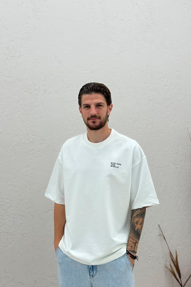 T-SHIRT NJE NGJYRESH ME SHKRIME NE PJESEN PARA MESHKUJ NE NGJYRE TE BARDHE - 1